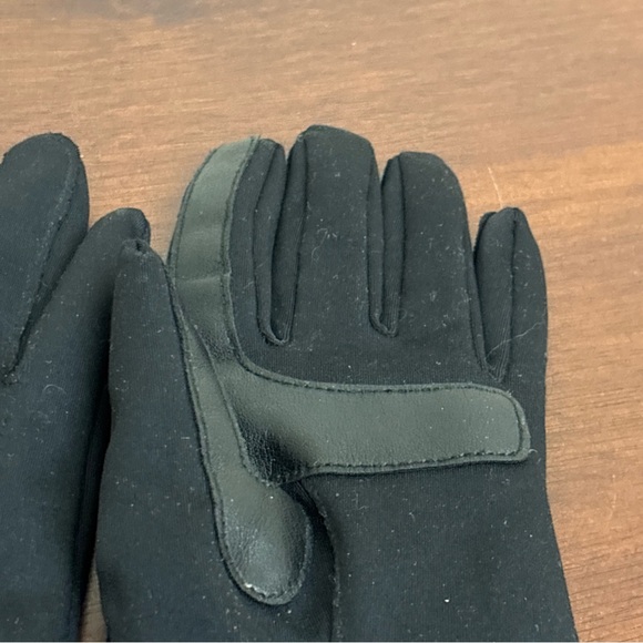 Isotoner Women's Everyday Spandex Fleece Lined  Winter Gloves S/M - Picture 2 of 6
